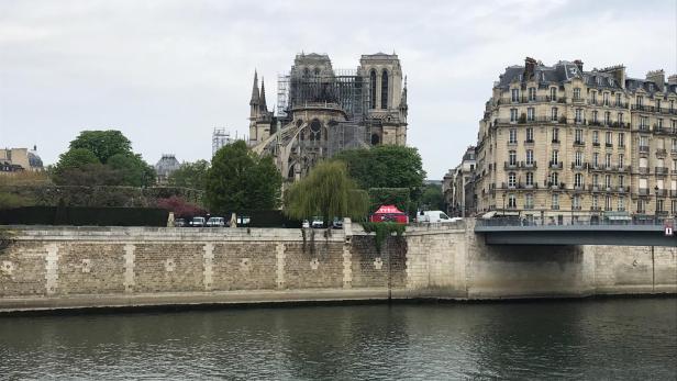 Außenansicht der Notre Dame am Tag nach dem Brand