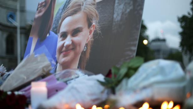 Blumen und Kerzen in Gedneken an Jo Cox in London Blumen und Kerzen in Gedneken an Jo Cox in London