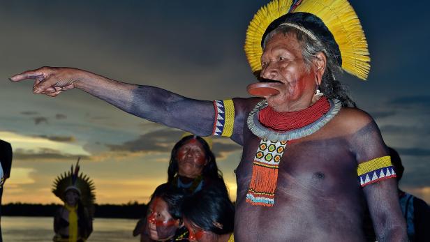 Cacique Raoni Metuktire, der indigene Anführer des Kayapo-Stammes, gestikuliert während einer Pressekonferenz im brasilianischen Piaracu nahe Sao Jose do Xingu im brasilianischen Bundesstaat Mato Grosso. Die brasilianische Regierung wird die Legalisierung Cacique Raoni Metuktire, der indigene Anführer des Kayapo-Stammes, gestikuliert während einer Pressekonferenz im brasilianischen Piaracu nahe Sao Jose do Xingu im brasilianischen Bundesstaat Mato Grosso. Die brasilianische Regierung wird die Legalisierung