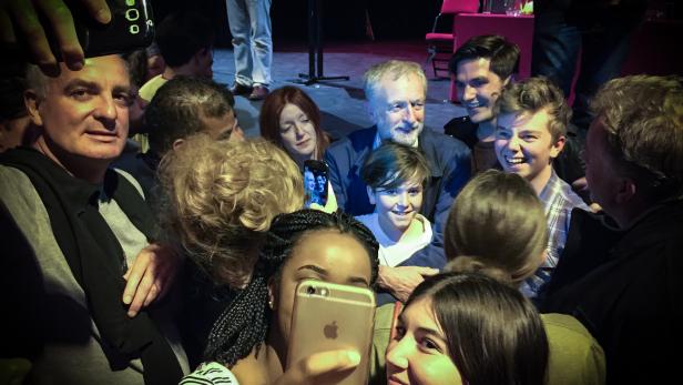 Star der Linken: Jeremy Corbyn mit Fans in Chelmsford