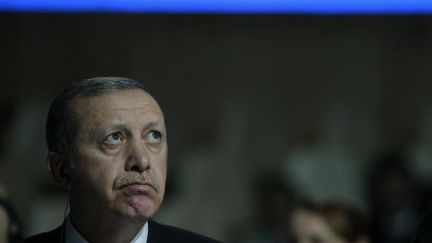 Recep Tayyip Erdogan. Der Charismatiker mit den Straßenkämpfer-Instinkten ist mächtiger als je zuvor. Recep Tayyip Erdogan. Der Charismatiker mit den Straßenkämpfer-Instinkten ist mächtiger als je zuvor.