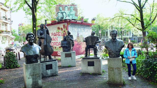 Der Johnny-Jordaan-Platz mit Musiker-Denkmal.