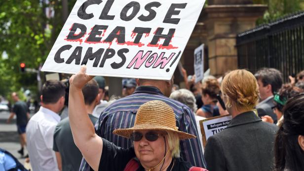 Eine Frau demonstriert im Oktober 2015 in Sydney gegen die Bedingungen in den Flüchtlingslagern auf Nauru und Manus Island.
