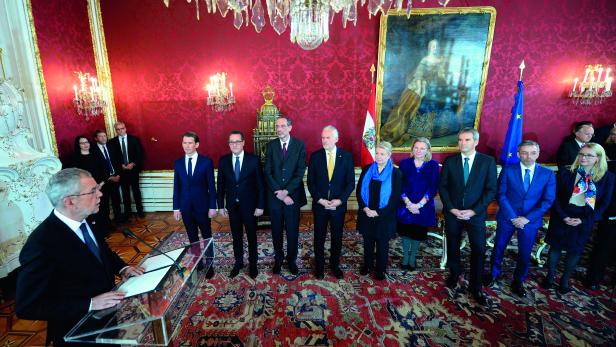 BLAUER MONTAG: Bundespräsident Van der Bellen gelobt das Kabinett Kurz an – ohne saure Miene.