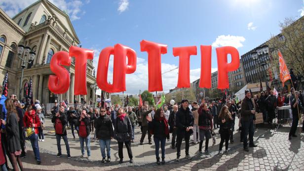 Demonstration gegen das umstrittene transatlantische Freihandelsabkommen TTIP in Hannover.