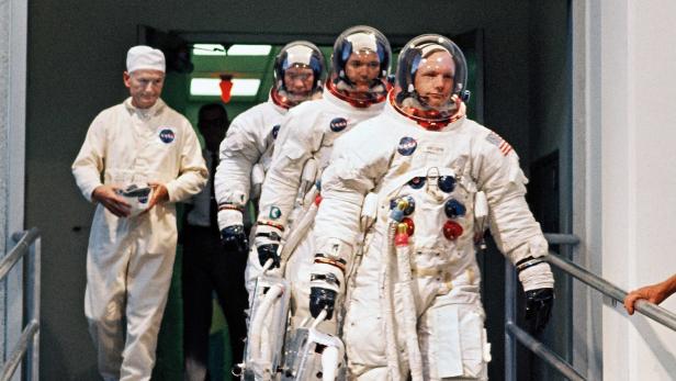 Das Team von Apollo-11. Die Astronauten Neil Armstrong, Michael Collins und Edwin Aldrin auf dem  Weg zum Start zu ihrem historischen Mondflug in Cape Canaveral am 16. Juli 1969.