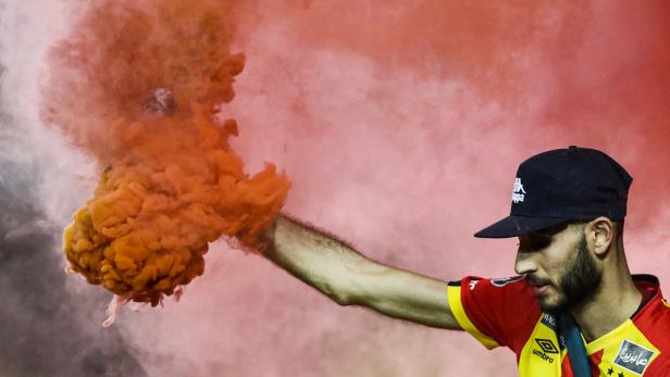 Ein Anhänger von Espérance Tunis entzündet während dem FIFA Club World Cup einen Bengalo. Ein Anhänger von Espérance Tunis entzündet während dem FIFA Club World Cup einen Bengalo.