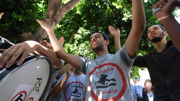 Junge Tunesier bei einer Demonstration gegen Korruption