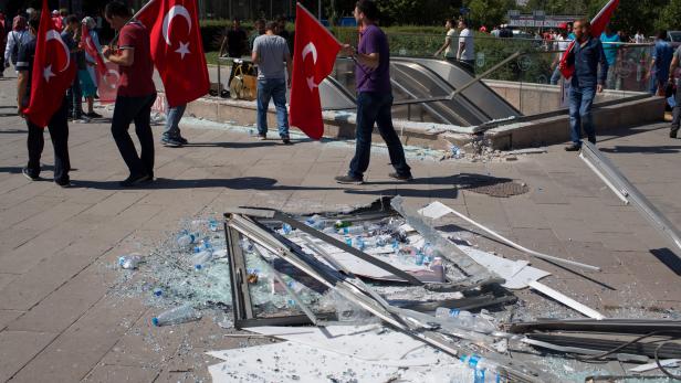Nach dem versuchten Putsch geht Erdogan hart gegen die türkische Bevölkerung vor. Nach dem versuchten Putsch geht Erdogan hart gegen die türkische Bevölkerung vor.