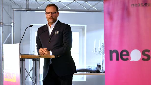 NEOS-Abgeordneter Sepp Schellhorn erkundigte sich nach Kurz' Reisekosten.