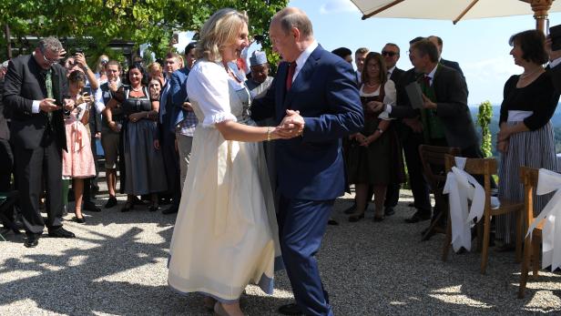 Die Ex-Außenministerin und der russische Präsident im August 2018 bei Kneissls Hochzeit in der Steiermark.