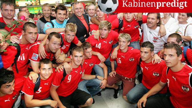 Die U20-WM-Helden von 2007 bei ihrer Ankunft am Flughafen Wien Schwechat (mit dem damaligen Bundeskanzler Alfred Gusenbauer).