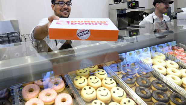 Als die Welt noch in Ordnung war: Dunkin' Donuts-Mitarbeiter am Mittwoch, 19. November 2014, anl. der Eröffnung der ersten Dunkin' Donuts-Filiale in Wien.