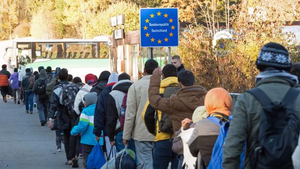 "So ist die Flüchtlingskrise für den Zusammenhalt der EU gefährlicher als die Probleme in der Eurozone." Schutzsuchende überqueren die Grenze von Österreich nach Bayern. 