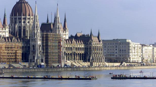 Das ungarische Parlamentsgebäude in Budapest. Das ungarische Parlamentsgebäude in Budapest.