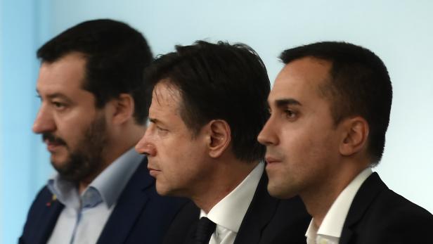 TRIO INFERNALE: Lega-Chef Matteo Salvini, Italiens Premier Giuseppe Conte, Fünf-Sterne-Chef Luigi Di Maio (von links) TRIO INFERNALE: Lega-Chef Matteo Salvini, Italiens Premier Giuseppe Conte, Fünf-Sterne-Chef Luigi Di Maio (von links)