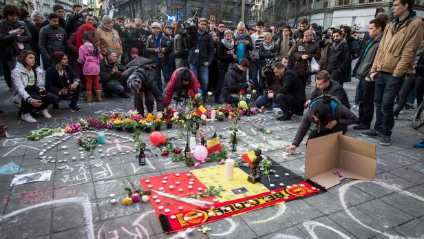 Menschen zünden Kerzen an und legen Blumen nieder am Place de la Bourse (Beursplein) in Brüssel im Gedenken an die Opfer der gestrigen Anschläge