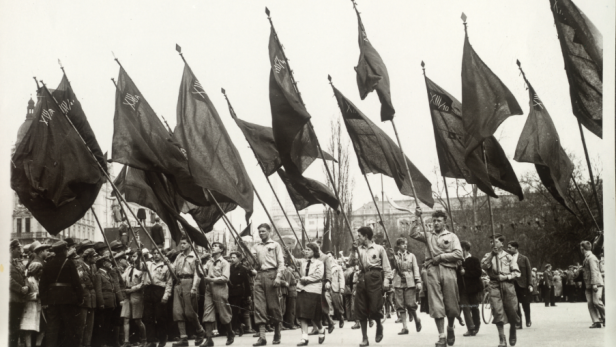 Rote Falken vor dem Wiener Rathaus am 1.Mai 1931