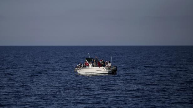 Seltener gewordener Anblick: Ein Boot mit Flüchtlingen vor der libyschen Küste. Seltener gewordener Anblick: Ein Boot mit Flüchtlingen vor der libyschen Küste.