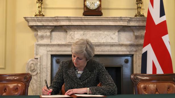 Theresa May unterzeichnet den Brief an EU-Ratspräsident Donald Tusk. Theresa May unterzeichnet den Brief an EU-Ratspräsident Donald Tusk.