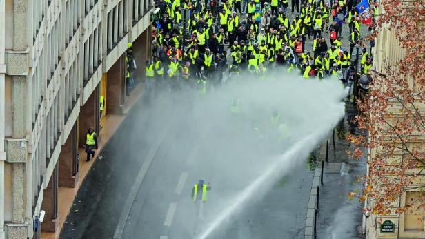 GELBWESTEN-PROTESTE IN PARIS (DEZEMBER 2018) So schräg es klingt: Vor Krawallen schützt in Österreich die Landeshauptleutekonferenz. GELBWESTEN-PROTESTE IN PARIS (DEZEMBER 2018) So schräg es klingt: Vor Krawallen schützt in Österreich die Landeshauptleutekonferenz.