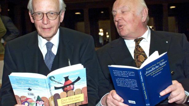 Im Jahr 2000 gewann Ernst Nolte, hier links im Bild mit Kinderbuchautor Ottfried Preußler, den Konrad Adenauer Preis.