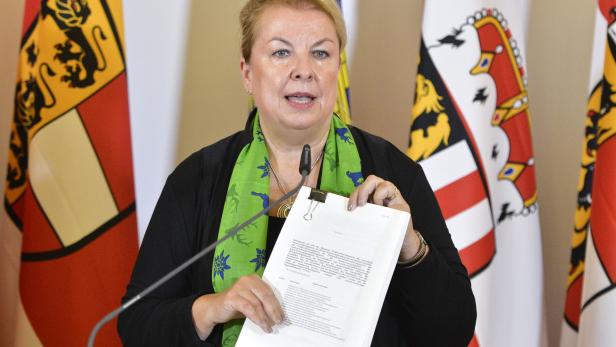 Sozialministerin Beate Kartinger-Klein (FPÖ) stellt die Pläne zur Sozialversicherungsreform vor