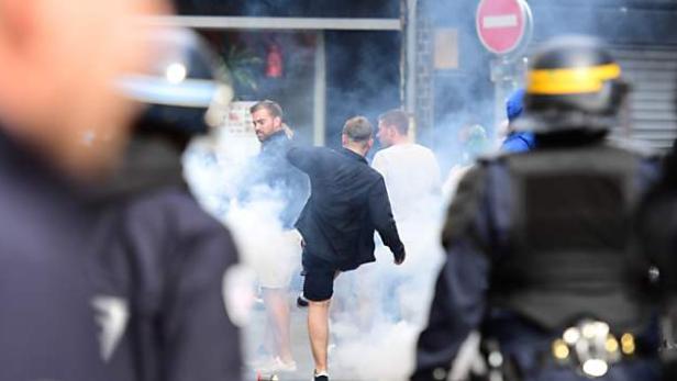 Englischer und russischer Mob zerstört Feierstimmung Englischer und russischer Mob zerstört Feierstimmung