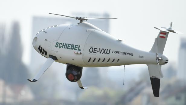 Ein Camcopter S-100 während einer Flugvorführung in Wiener Neustadt