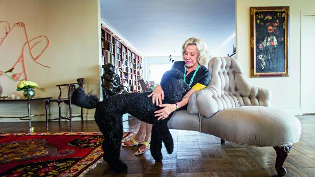 Erica Jong mit ihrem Pudel "Colette". Erica Jong mit ihrem Pudel "Colette".