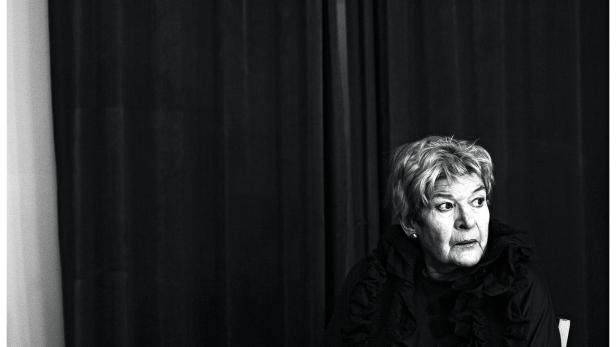 "BITTE KEINEN PLÜSCH!": Elisabeth Orth in einer Damen-Garderobe des Burghteaters