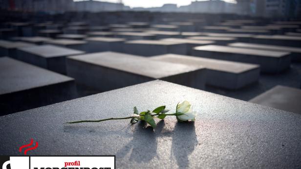 Eine weiße Rose liegt am Denkmal für die ermordeten Juden Europas in Berlin.