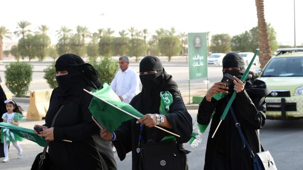 Frauen in Saudi Arabien betreten erstmals das King Fahd-Stadium. Frauen in Saudi Arabien betreten erstmals das King Fahd-Stadium.