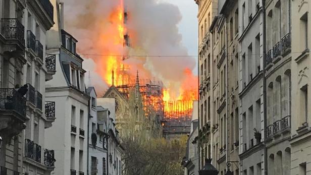 Die weltberühmte Kathedrale Notre Dame in Paris steht in Flammen