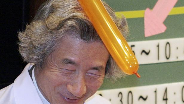 Der japanische Premierminister Junichiro Koizumi nutzte die Elektrostatik, um sich den Ballon auf den Kopf zu kleben. Der japanische Premierminister Junichiro Koizumi nutzte die Elektrostatik, um sich den Ballon auf den Kopf zu kleben.
