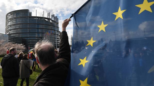 Unterstützer des neuen Urheberrechtsgesetzes vor dem EU-Parlament in Strassburg Unterstützer des neuen Urheberrechtsgesetzes vor dem EU-Parlament in Strassburg