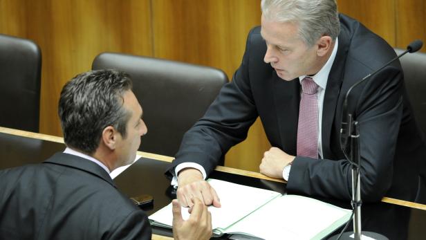 Heinz-Christian Strache (links) und Reinhold Mitterlehner im Rahmen einer Sitzung des Nationalrates im Parlament 2011.