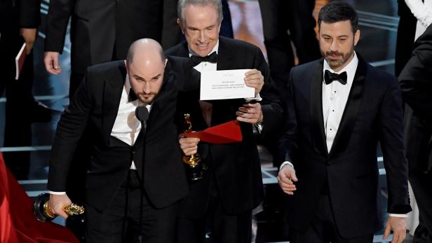 Panne bei den Oscars. Warren Beatty, hier mit der richtigen Karte. Panne bei den Oscars. Warren Beatty, hier mit der richtigen Karte.