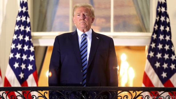 Staatstragend zeigte sich Trump auf einem Balkon des Weißen Hauses