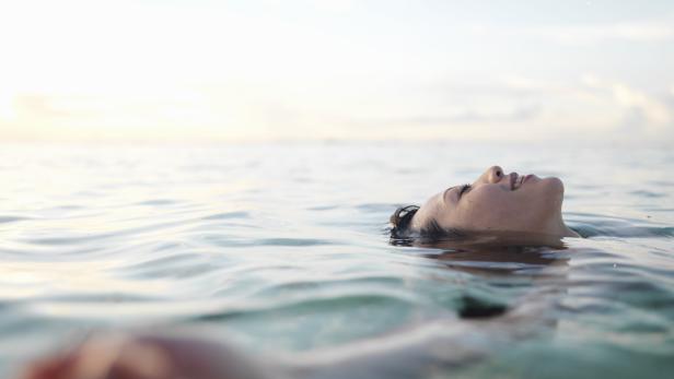 Eine Frau schwimmt im Meer.
