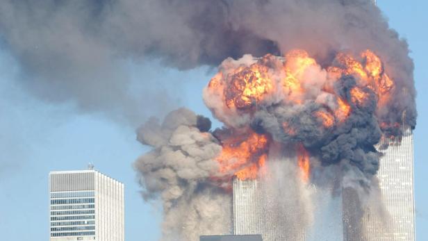 Das World Trade Center brennt und bricht zusammen
