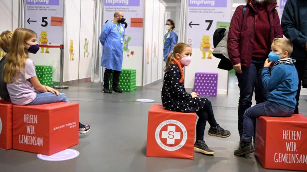 Kinder warten auf die Corona-Impfung am Montag, 15. November 2021, in Wien.