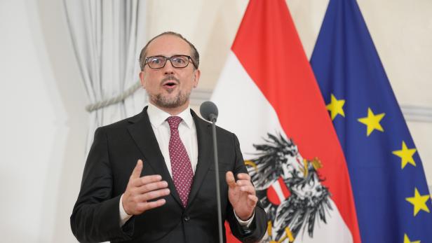Alexander Schallenberg als scheidender Kanzler bei der Amtsübergabe an Karl Nehammer im Jahr 2021 Alexander Schallenberg als scheidender Kanzler bei der Amtsübergabe an Karl Nehammer im Jahr 2021