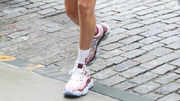Supermodel Bella Hadid machte das flache Schuhwerk zum Hipster-Accessoire.