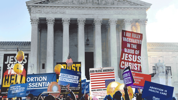 Abtreibungsgegner und Abtreibungsbefürworter demonstrieren vor dem Supreme Court. 