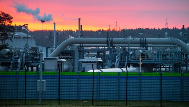 Blick auf Rohrsysteme und Absperrvorrichtungen in der Gasempfangsstation der Ostseepipeline Nord Stream 2 in Lubmin.