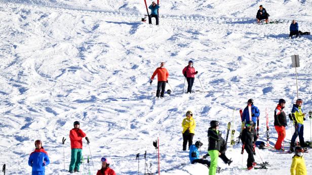 Skifahrerinnen und Skifahrer auf der Piste als Zuschauer der Ski Weltcup-Abfahrt der Frauen am Samstag, 15. Jänner 2022 in Zauchensee.