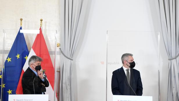 Vizekanzler Werner Kogler (Grüne) und Bundeskanzler Karl Nehammer (ÖVP) beim Pressefoyer nach einer Sitzung des Ministerrates am Mittwoch, 19. Jänner 2022, in Wien.