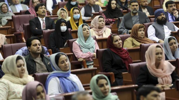 Kampf für Gerechtigkeit: Shagufa Noorzai (Bildmitte, mit mintfarbenem Kopftuch) im afghanischen Parlament