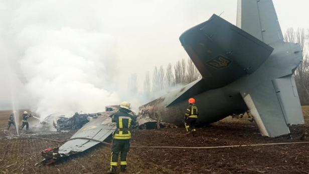 Abgeschossenes ukrainisches Militärflugzeug nahe Kiew